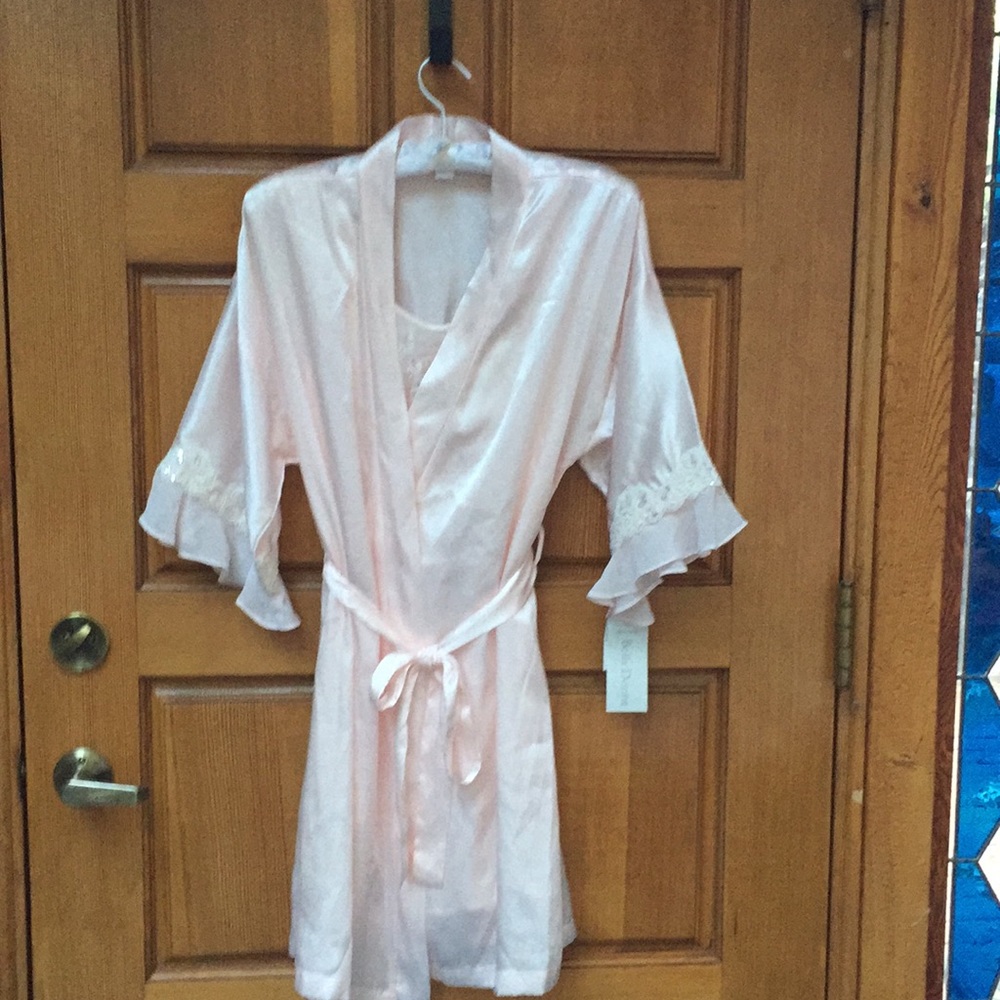 FEMININE 💕💕 NWT light pink nightie and robe.